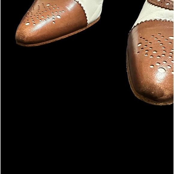 Bally Diandra White Leather pump with brown Cap Toe and broguing detail size 8 N - Picture 11 of 16